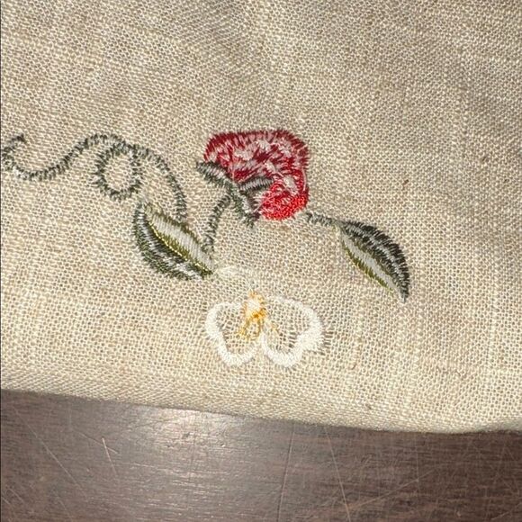 Strawberry Embroidered Lace runner - Picture 4 of 4